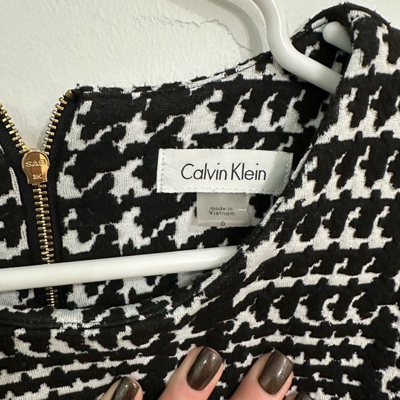 Calvin Klein. Size 6. Black and white. Knee length - Picture 6 of 6